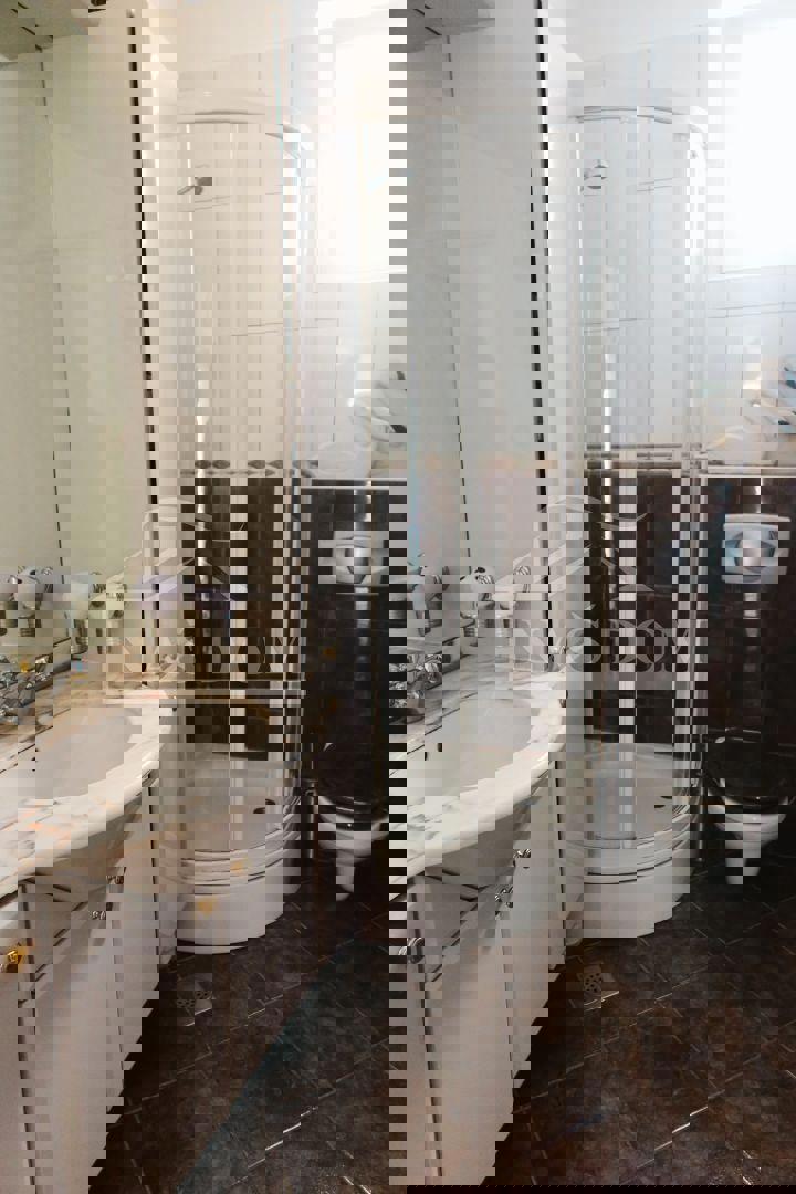 Vodice - Hiša z 7 apartmaji, mirna lokacija