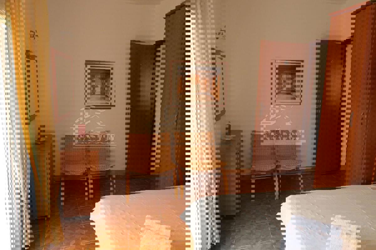Vodice - Hiša z 7 apartmaji, mirna lokacija