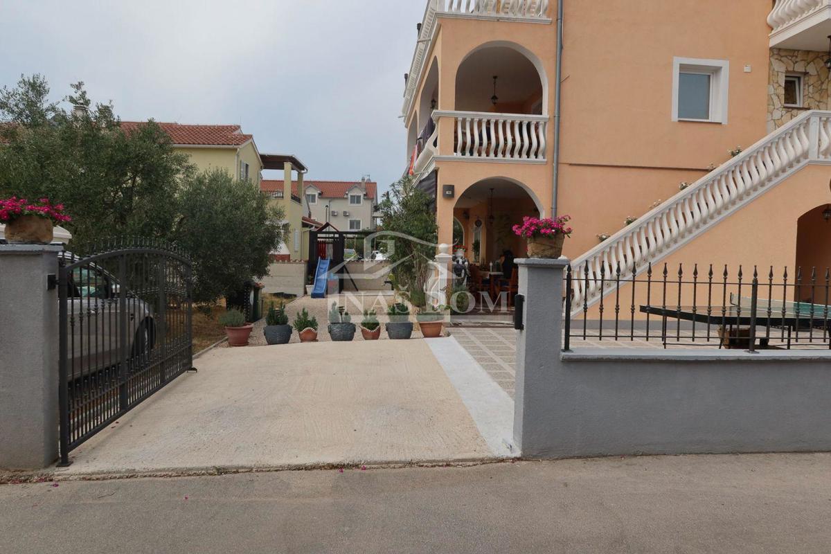 Vodice - Hiša z 7 apartmaji, mirna lokacija