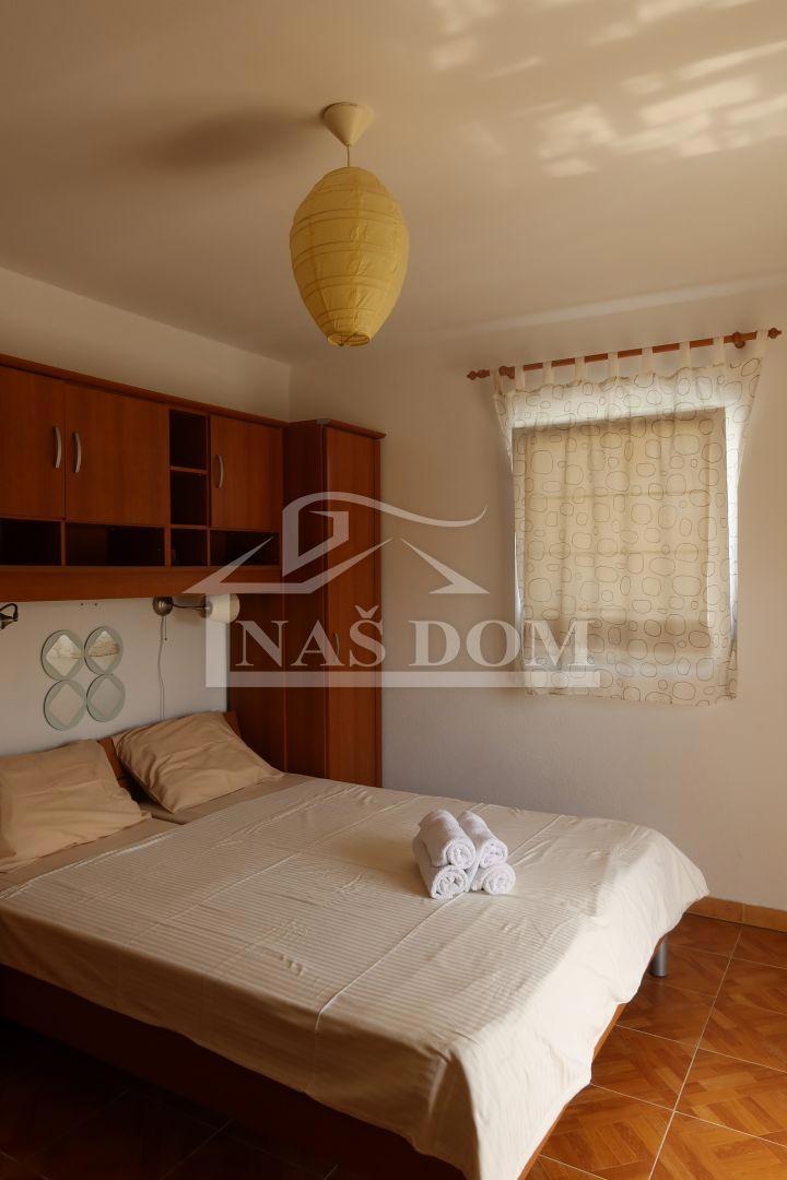 Vodice - Hiša z 7 apartmaji, mirna lokacija