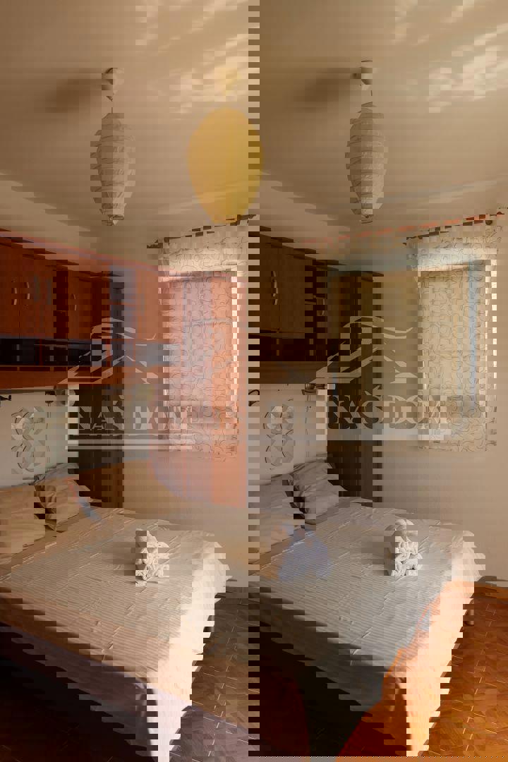 Vodice - Hiša z 7 apartmaji, mirna lokacija