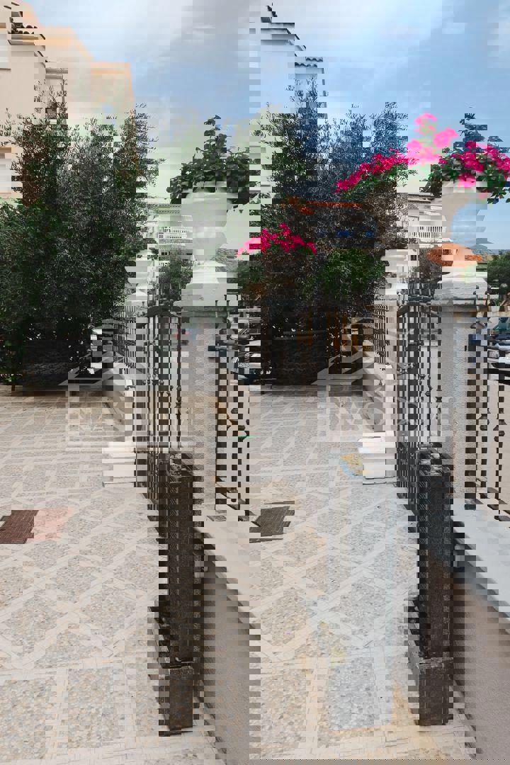 Vodice - Hiša z 7 apartmaji, mirna lokacija