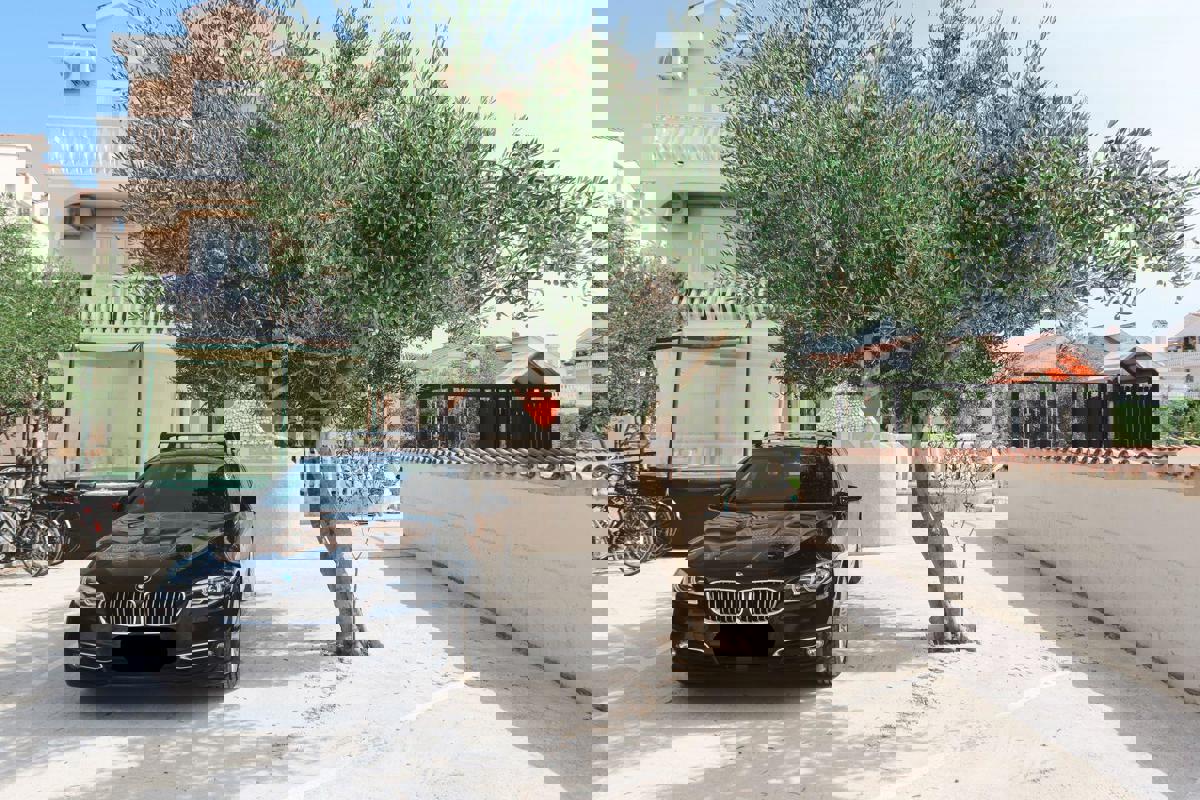 Vodice - Hiša z 7 apartmaji, mirna lokacija