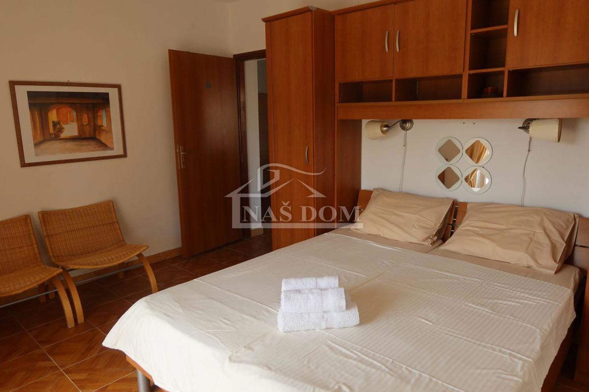 Vodice - Hiša z 7 apartmaji, mirna lokacija