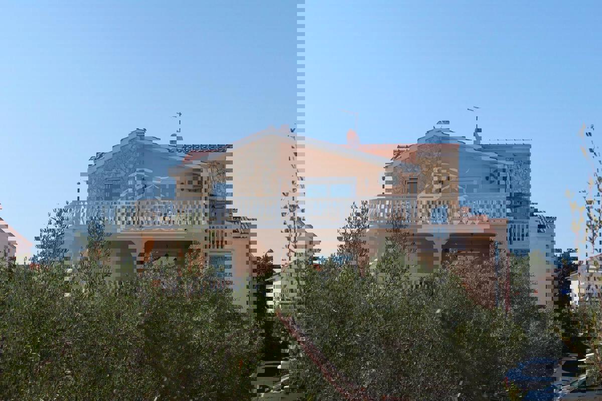 Vodice - Hiša z 7 apartmaji, mirna lokacija