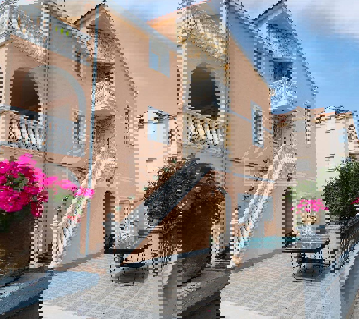 Vodice - Hiša z 7 apartmaji, mirna lokacija