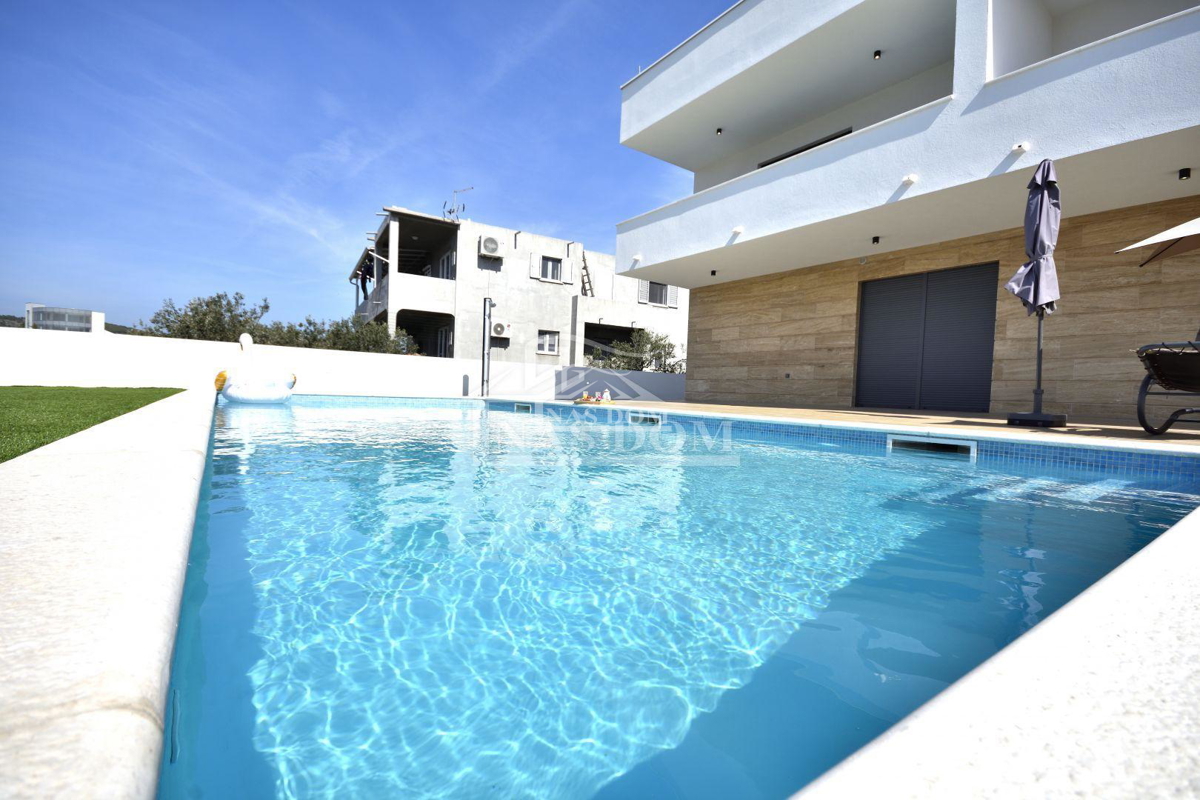 Vodice - Samostojna hiša s 3 apartmaji, garažo in bazenom