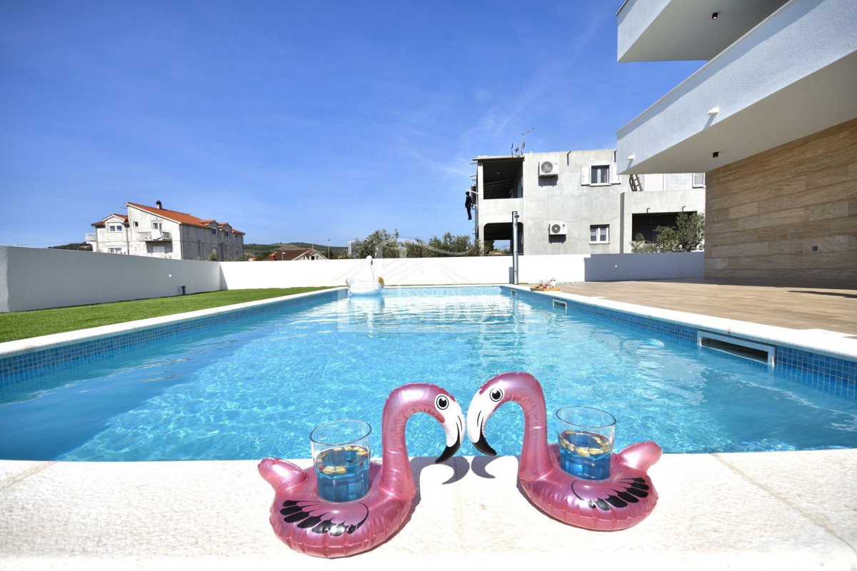 Vodice - Samostojna hiša s 3 apartmaji, garažo in bazenom