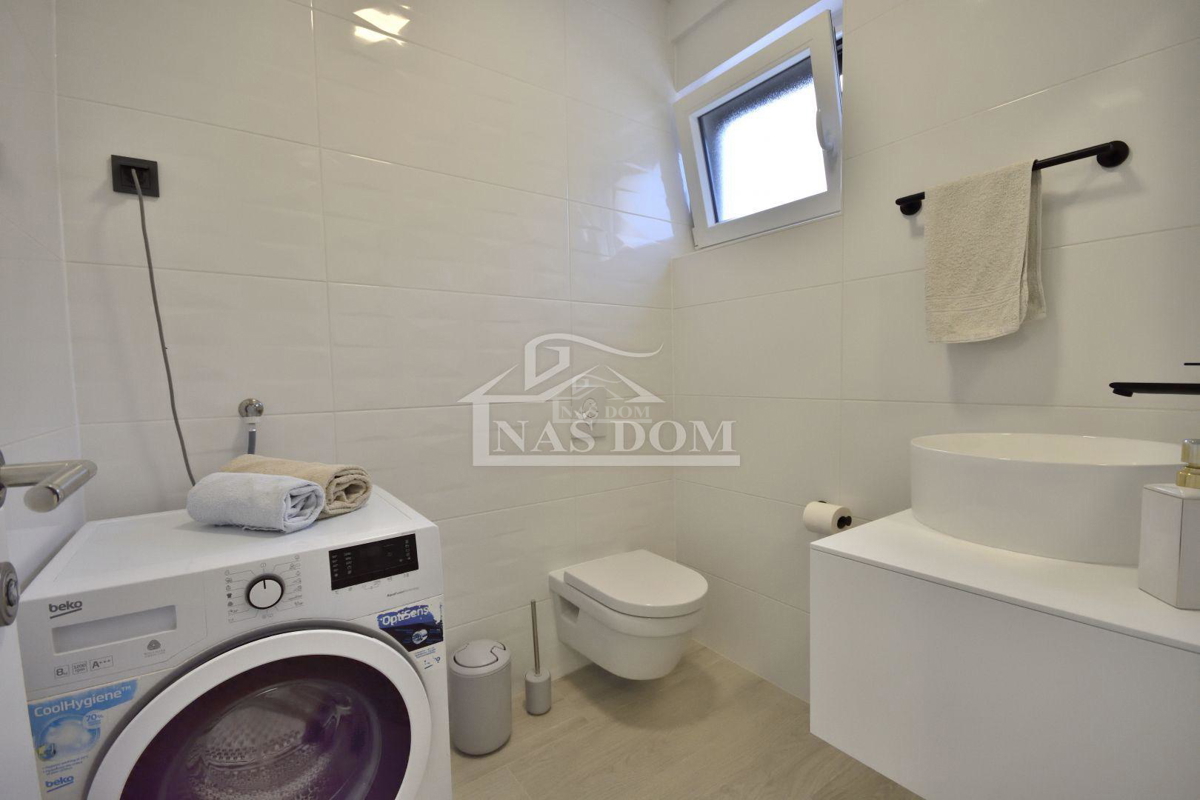 Vodice - Samostojna hiša s 3 apartmaji, garažo in bazenom