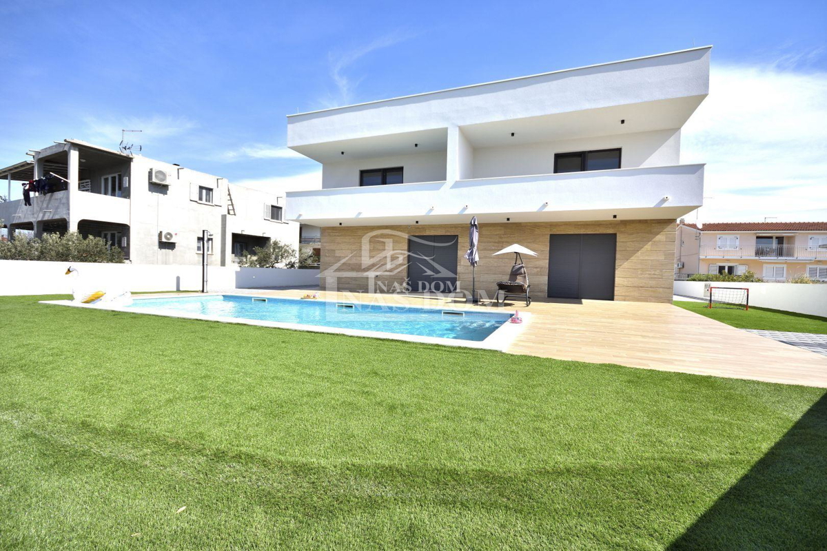 Vodice - Samostojna hiša s 3 apartmaji, garažo in bazenom