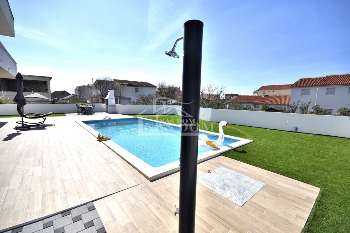 Vodice - Samostojna hiša s 3 apartmaji, garažo in bazenom