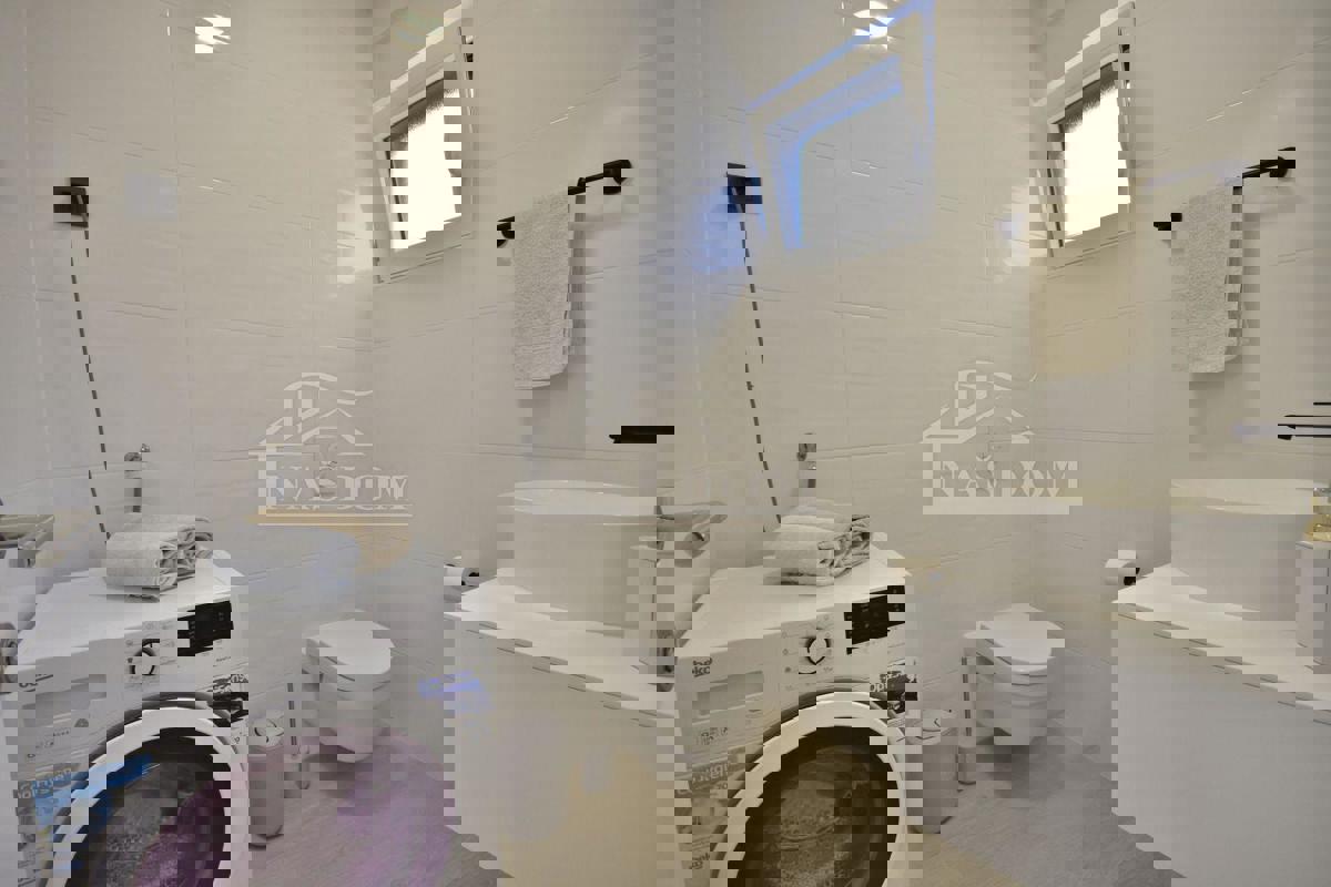 Vodice - Samostojna hiša s 3 apartmaji, garažo in bazenom