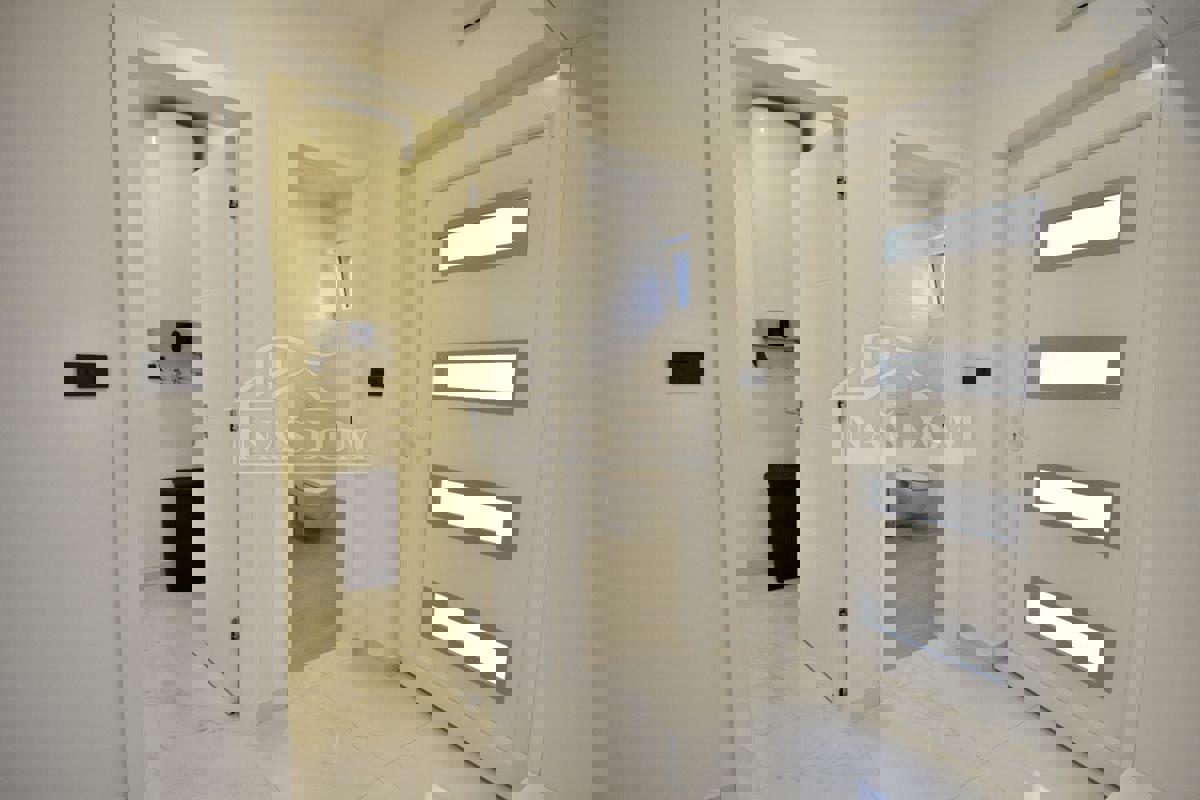 Vodice - Samostojna hiša s 3 apartmaji, garažo in bazenom