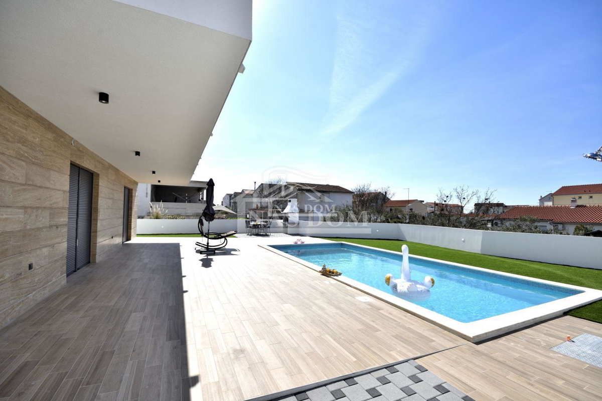 Vodice - Samostojna hiša s 3 apartmaji, garažo in bazenom