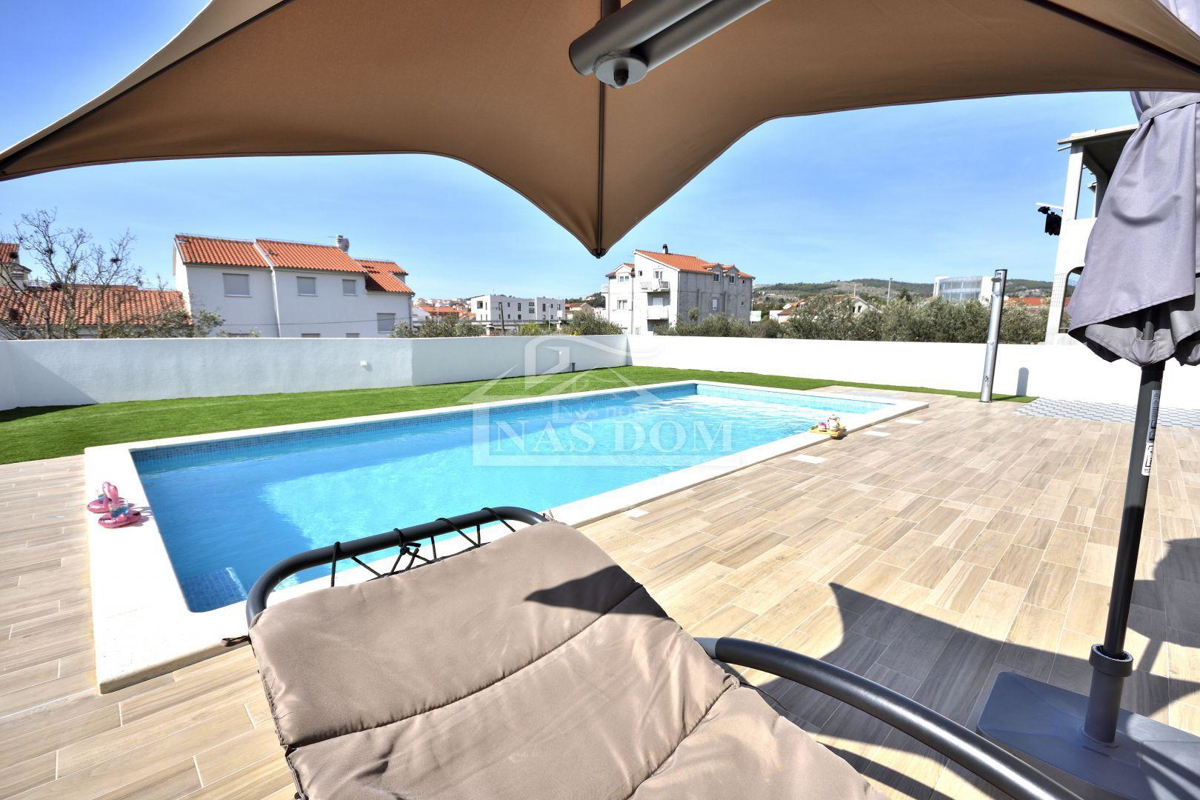 Vodice - Samostojna hiša s 3 apartmaji, garažo in bazenom