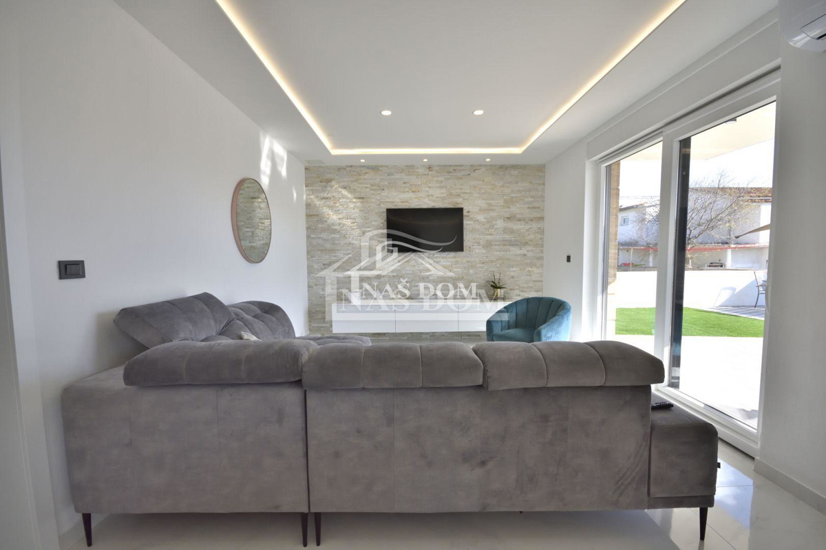 Vodice - Samostojna hiša s 3 apartmaji, garažo in bazenom