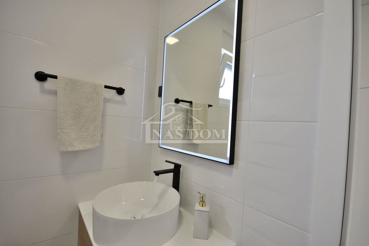 Vodice - Samostojna hiša s 3 apartmaji, garažo in bazenom