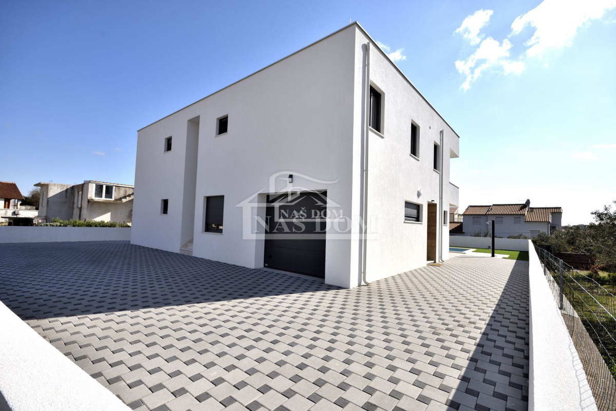 Vodice - Samostojna hiša s 3 apartmaji, garažo in bazenom
