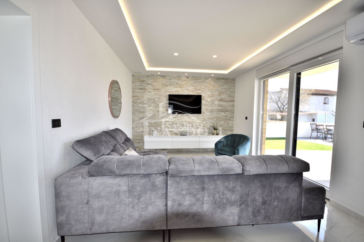 Vodice - Samostojna hiša s 3 apartmaji, garažo in bazenom
