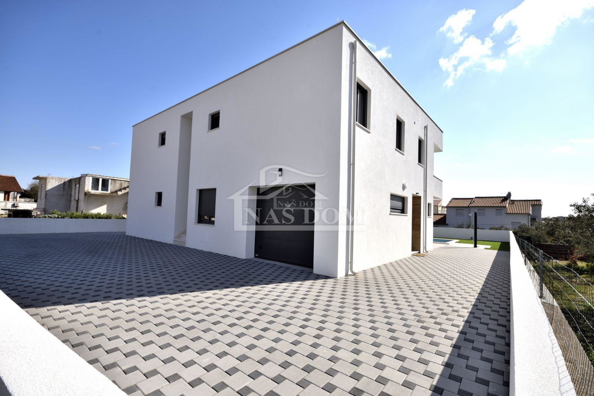 Vodice - Samostojna hiša s 3 apartmaji, garažo in bazenom