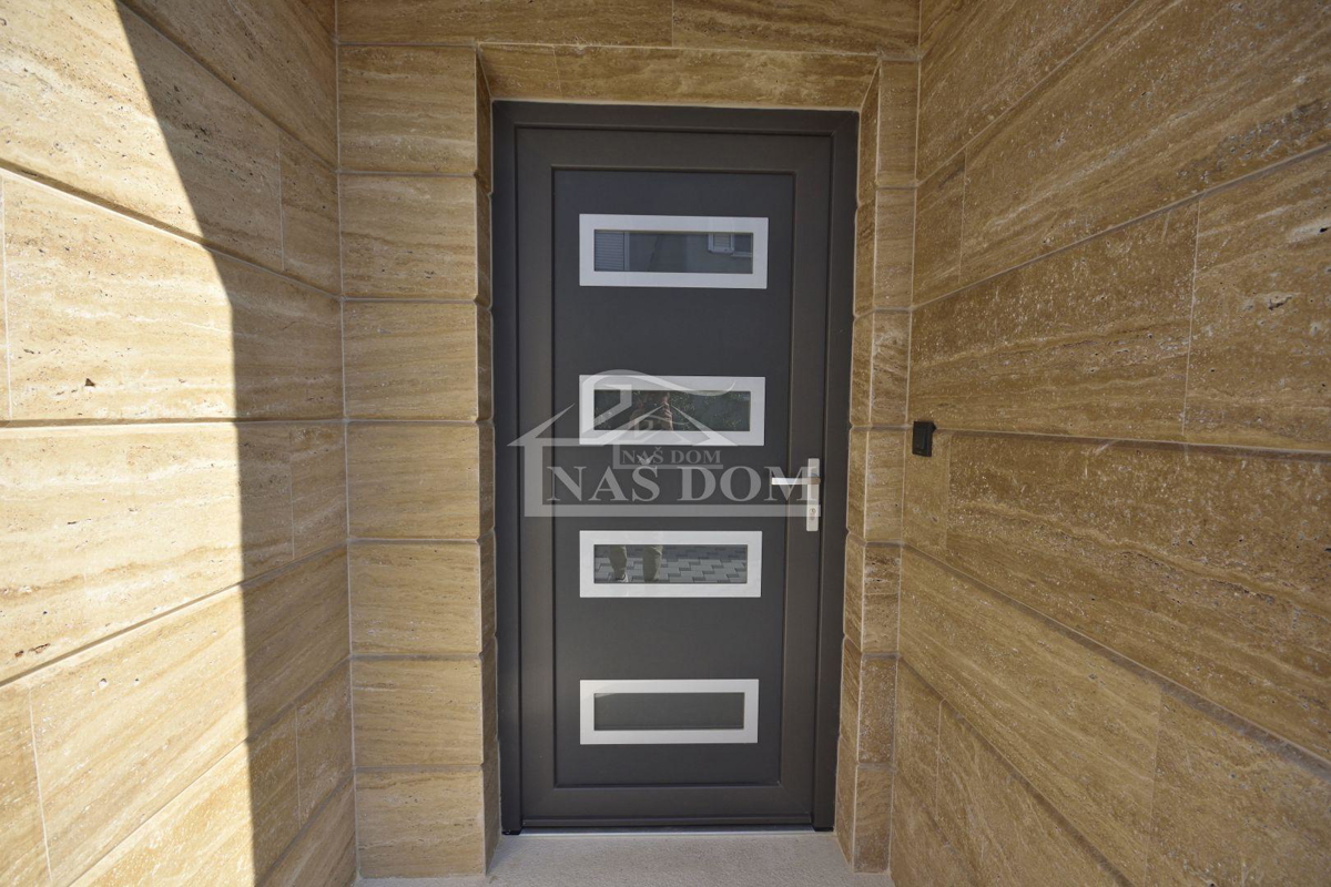 Vodice - Samostojna hiša s 3 apartmaji, garažo in bazenom