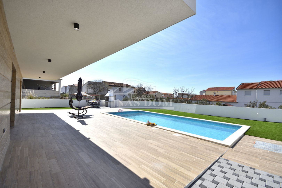 Vodice - Samostojna hiša s 3 apartmaji, garažo in bazenom