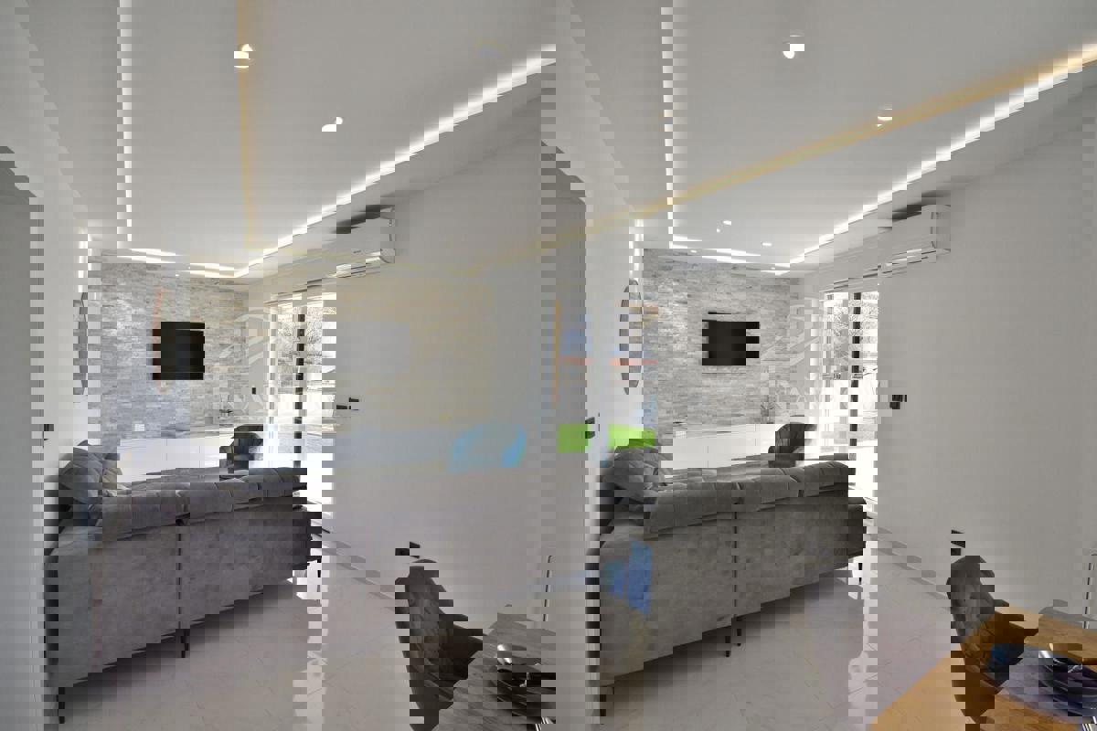 Vodice - Samostojna hiša s 3 apartmaji, garažo in bazenom