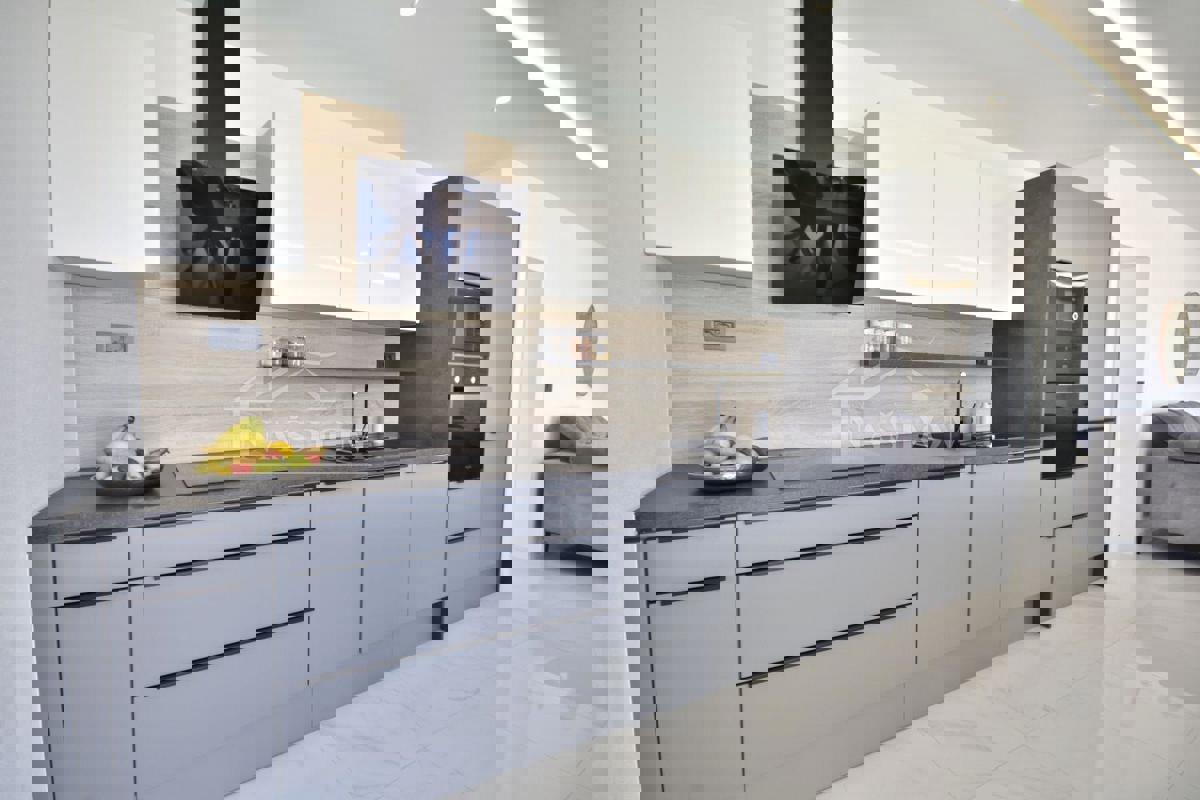 Vodice - Samostojna hiša s 3 apartmaji, garažo in bazenom