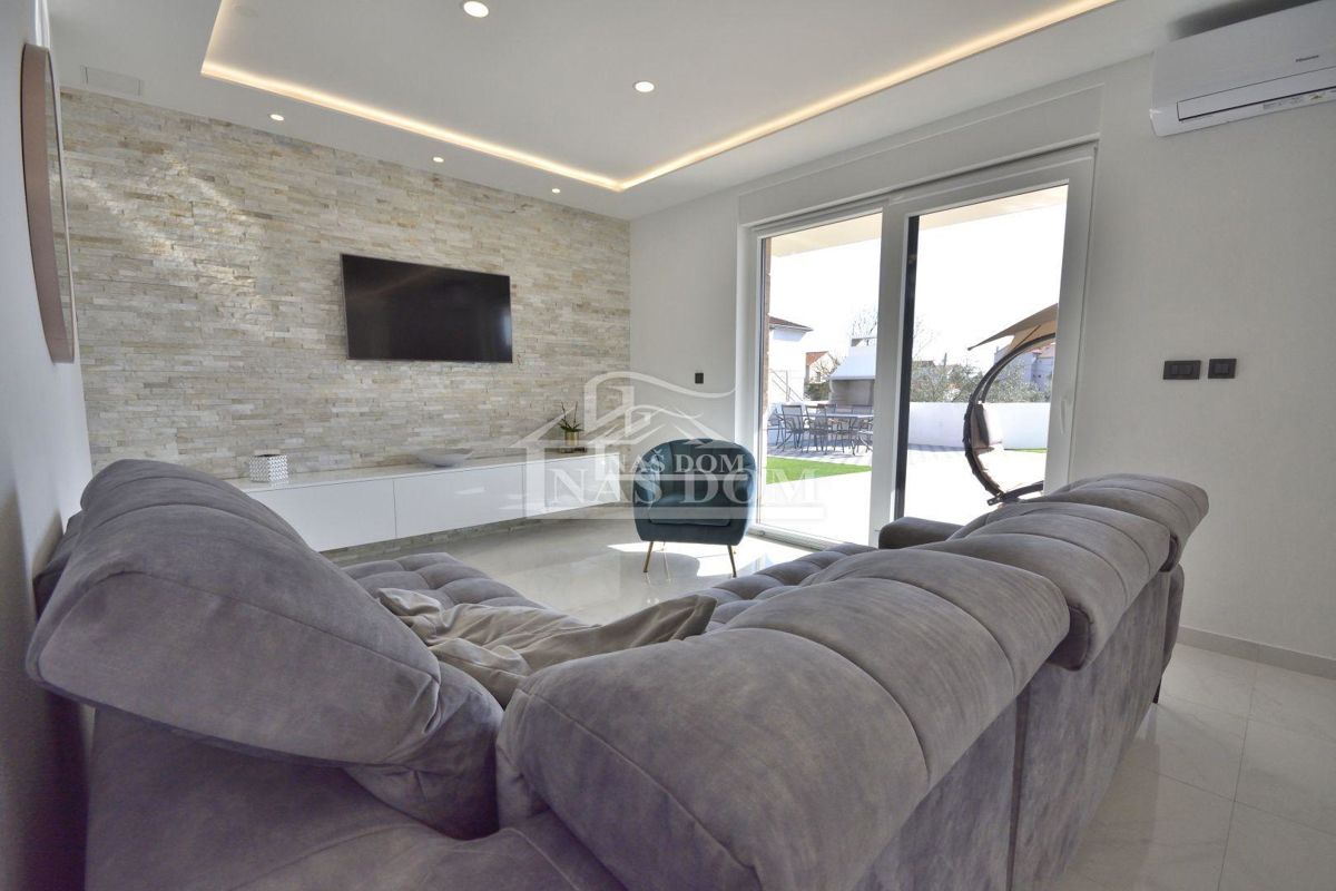 Vodice - Samostojna hiša s 3 apartmaji, garažo in bazenom