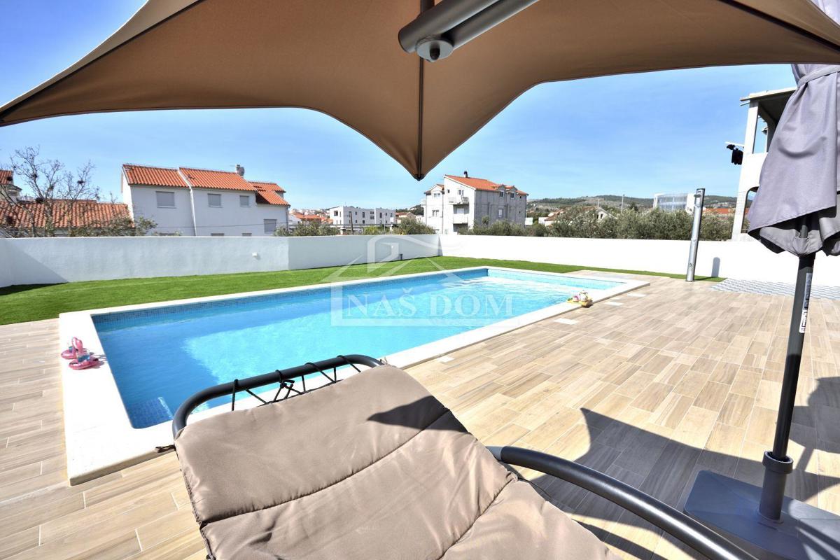 Vodice - Samostojna hiša s 3 apartmaji, garažo in bazenom