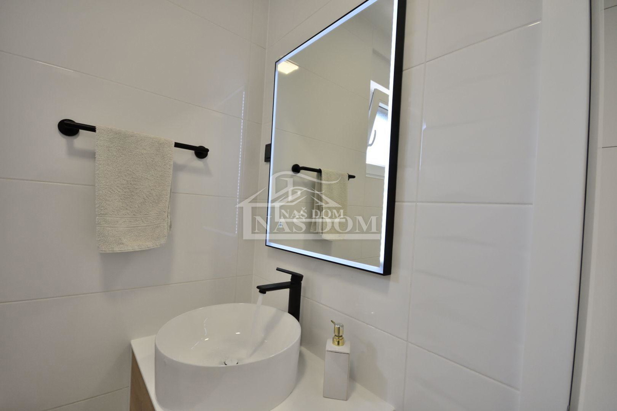 Vodice - Samostojna hiša s 3 apartmaji, garažo in bazenom