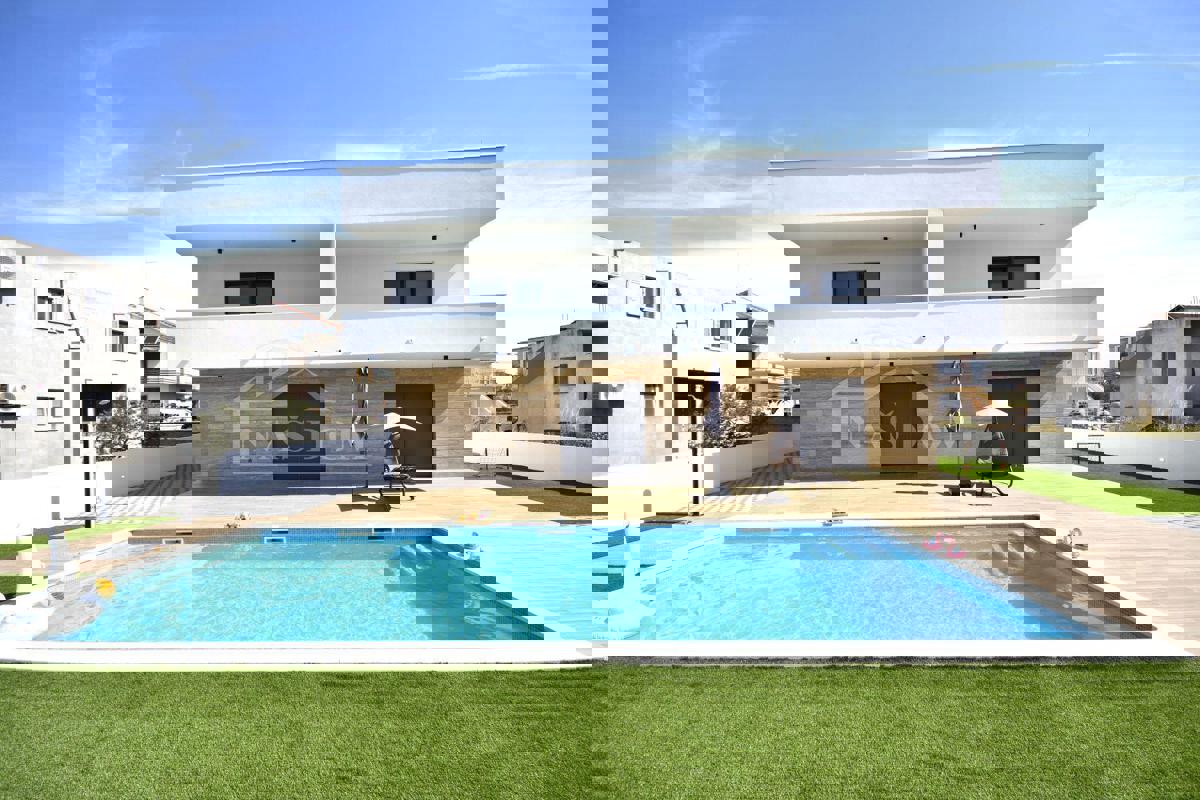 Vodice - Samostojna hiša s 3 apartmaji, garažo in bazenom