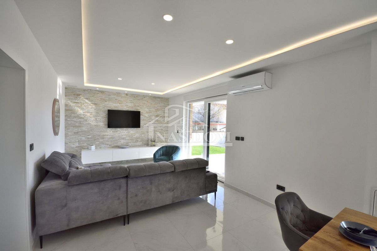 Vodice - Samostojna hiša s 3 apartmaji, garažo in bazenom