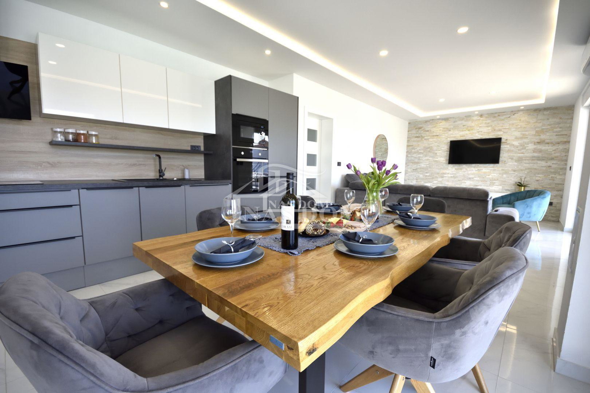 Vodice - Samostojna hiša s 3 apartmaji, garažo in bazenom