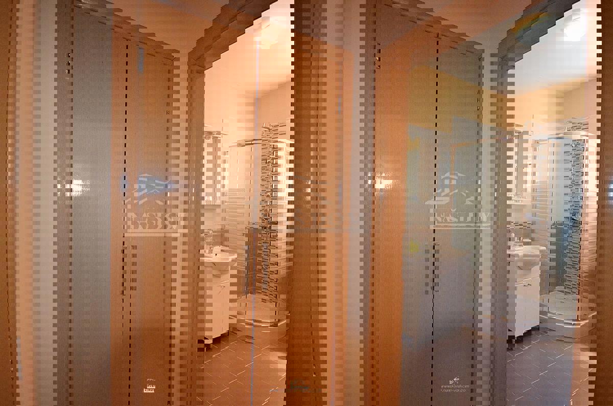 Vodice - Apartmanska hiša s 6 apartmaji