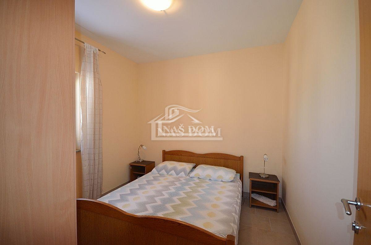 Vodice - Apartmanska hiša s 6 apartmaji