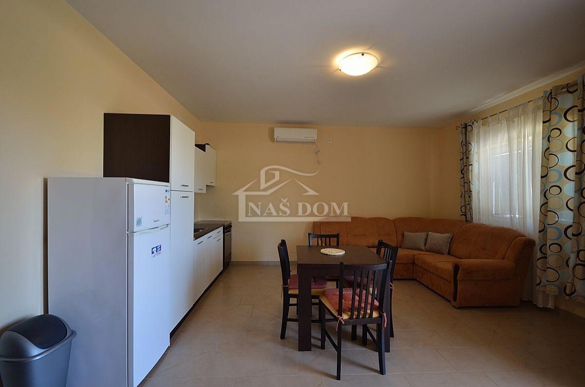 Vodice - Apartmanska hiša s 6 apartmaji