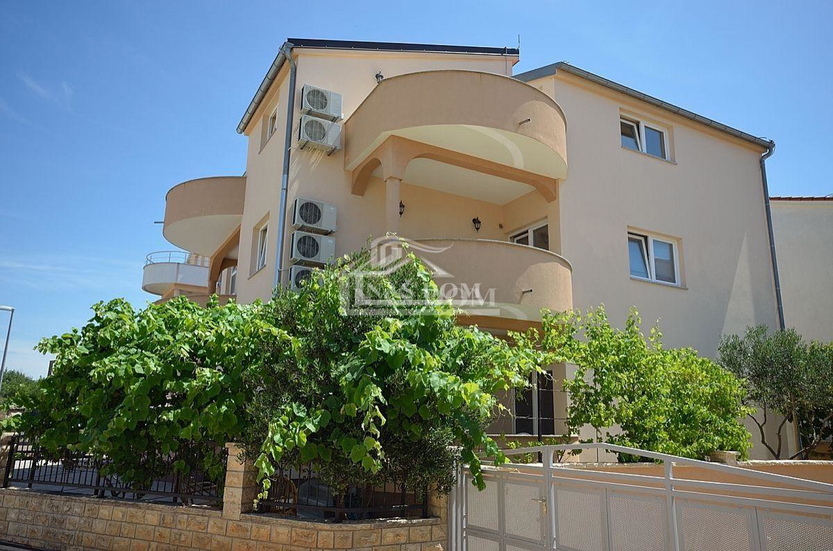 Vodice - Apartmanska hiša s 6 apartmaji