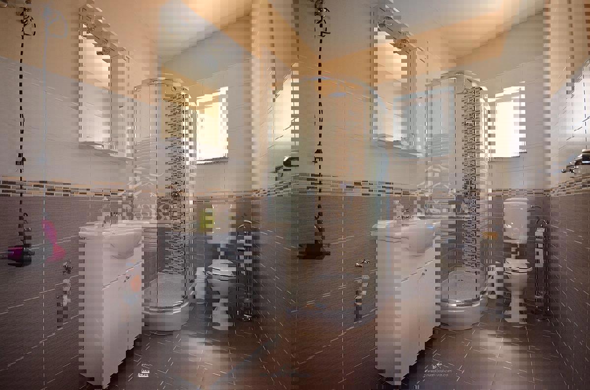 Vodice - Apartmanska hiša s 6 apartmaji