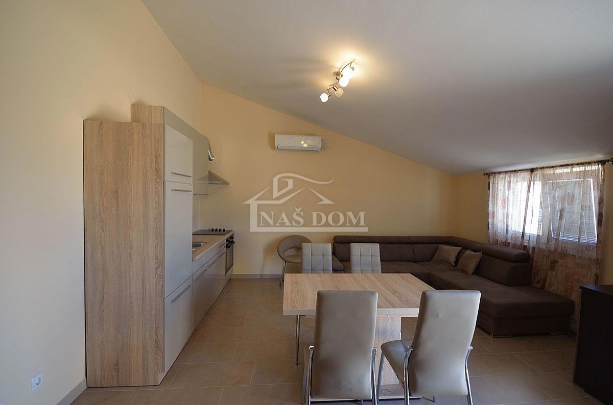 Vodice - Apartmanska hiša s 6 apartmaji