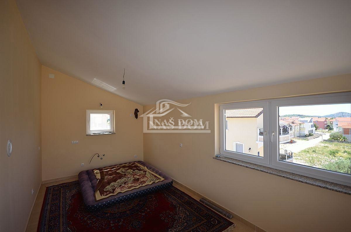 Vodice - Apartmanska hiša s 6 apartmaji