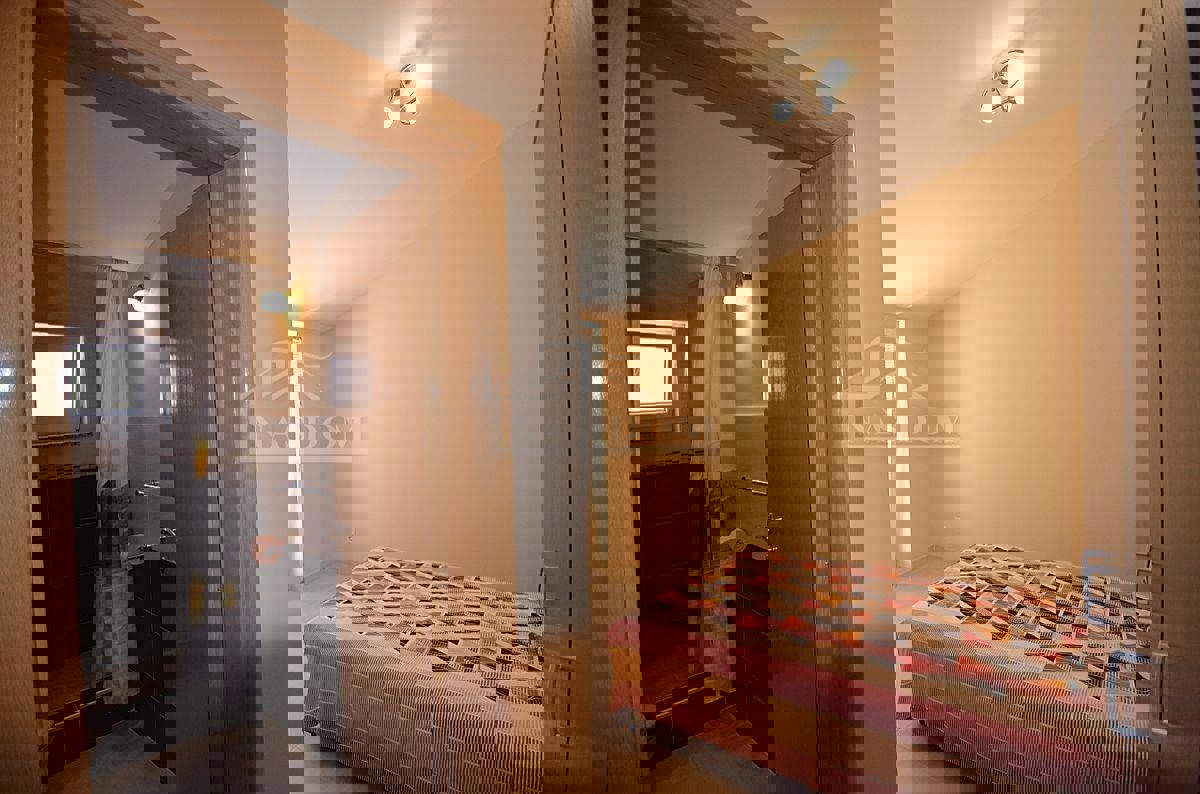 Vodice - Apartmanska hiša s 6 apartmaji
