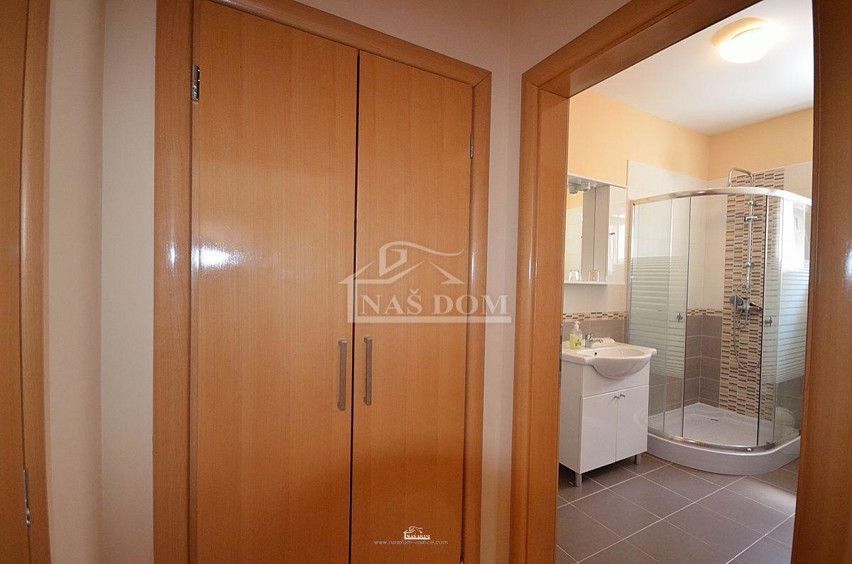 Vodice - Apartmanska hiša s 6 apartmaji