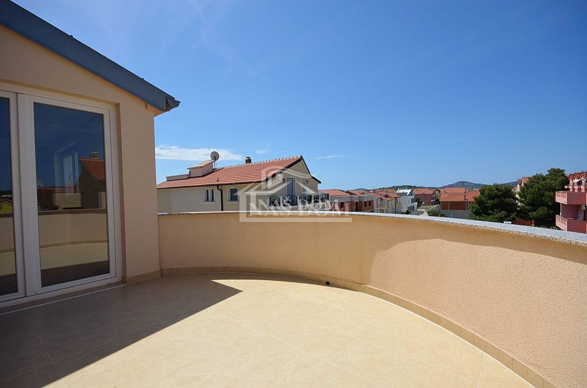 Vodice - Apartmanska hiša s 6 apartmaji
