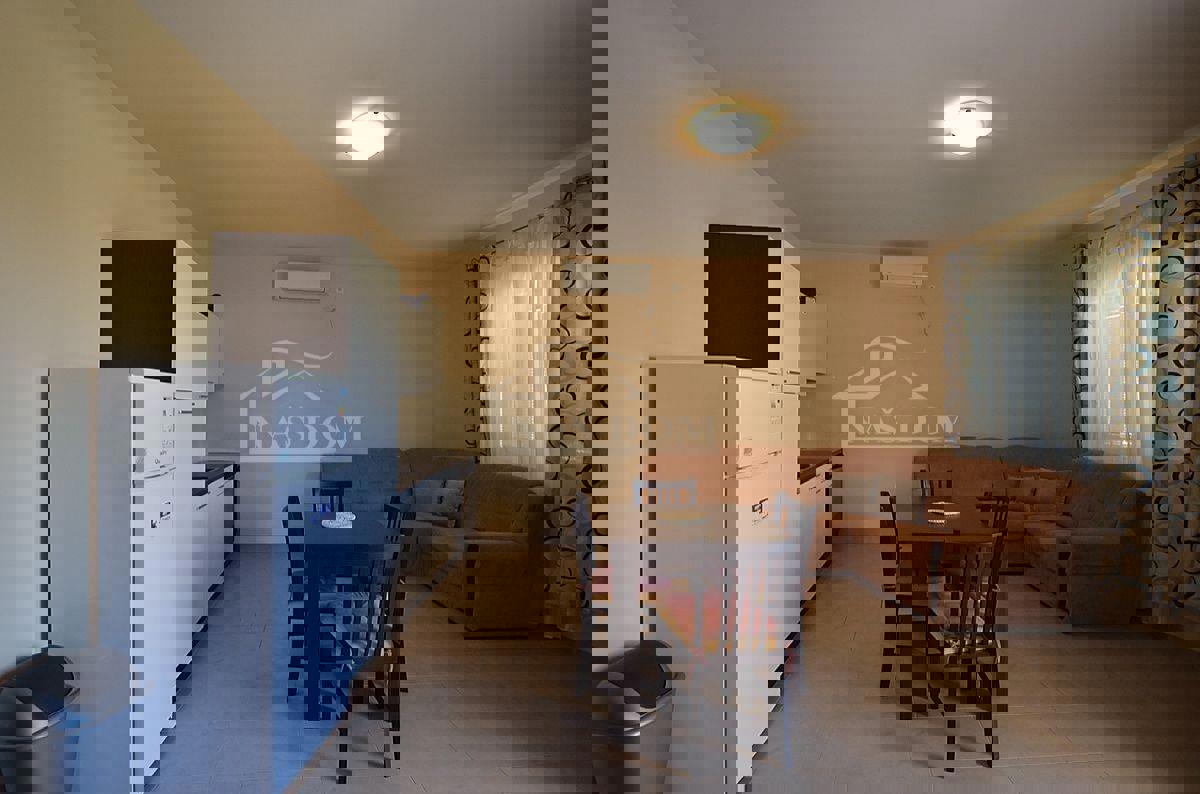 Vodice - Apartmanska hiša s 6 apartmaji