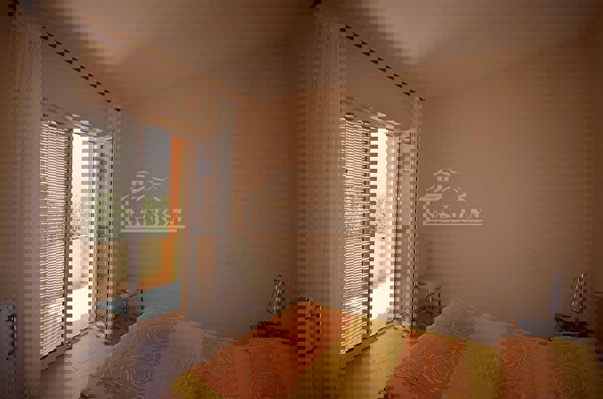 Vodice - Apartmanska hiša s 6 apartmaji