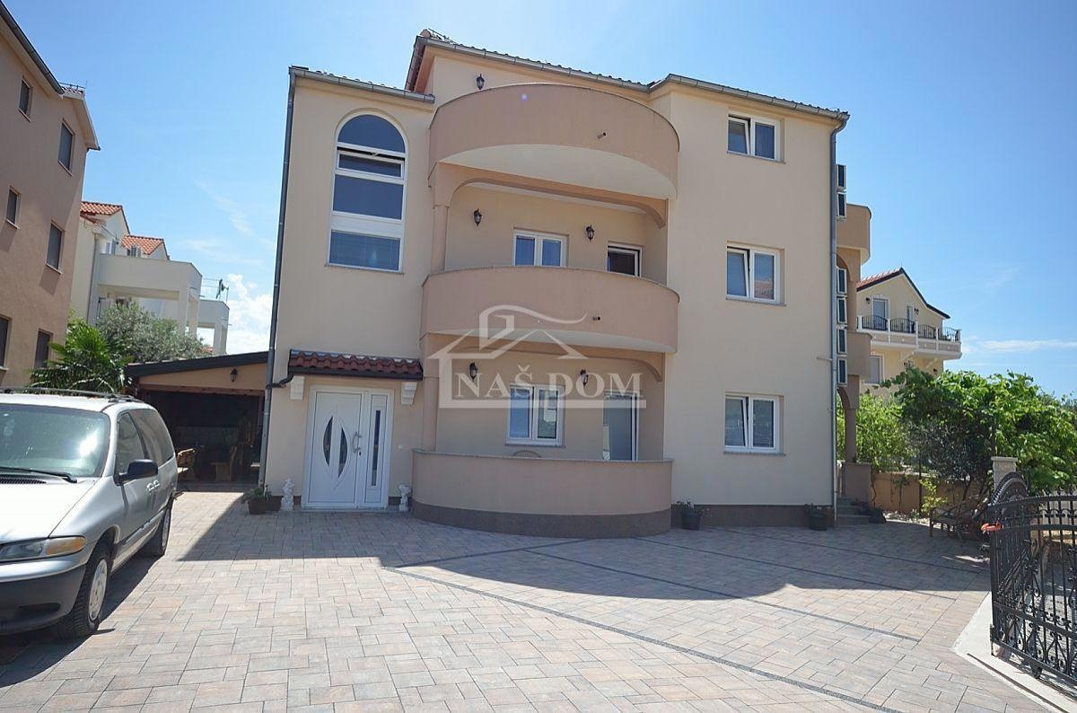 Vodice - Apartmanska hiša s 6 apartmaji