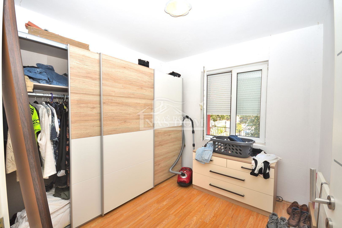 Vodice - Stan s tri spavaće sobe u prizemlju, 150 m od mora