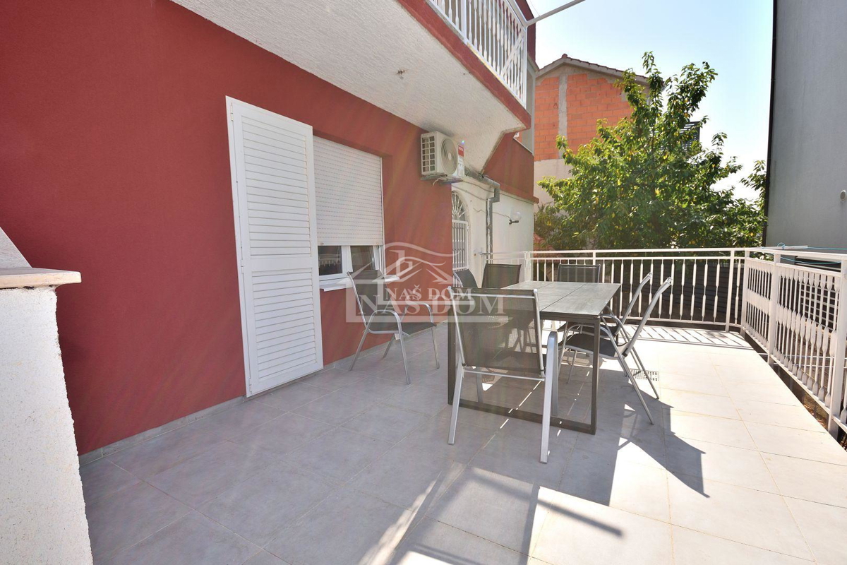 Vodice - Stan s tri spavaće sobe u prizemlju, 150 m od mora