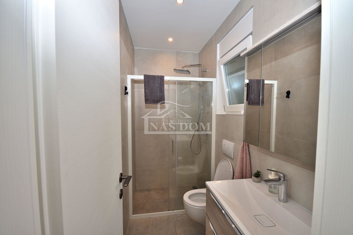 Vodice - opremljeno dvoetažno stanovanje sredi vrta, 850 m od morja